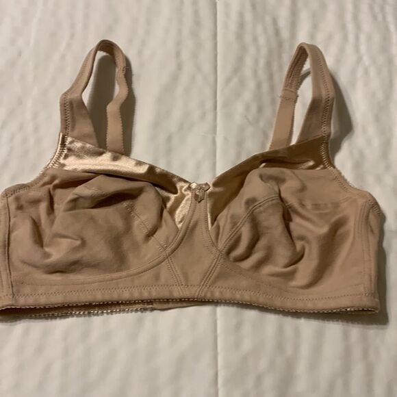 Fruit of the loom size 36C bra. New in package and never worn. - Picture 1 of 7